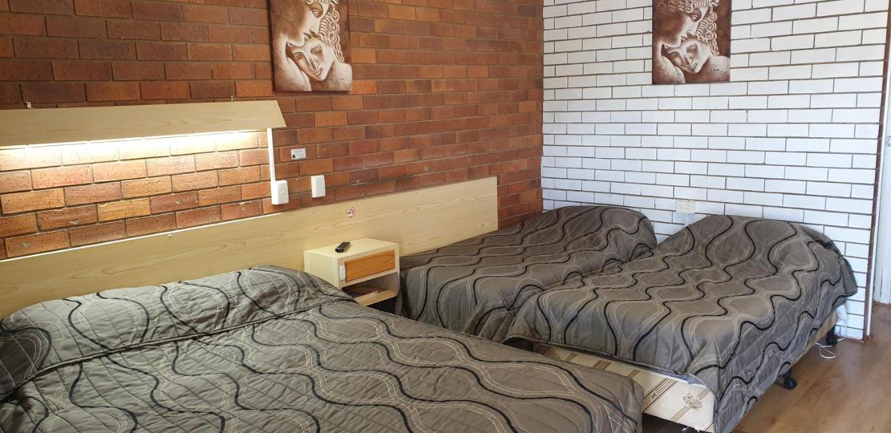 เกล็น อินเนส ลอดจ์ โมเทล Motel เกลน อินเนส ภายนอก รูปภาพ